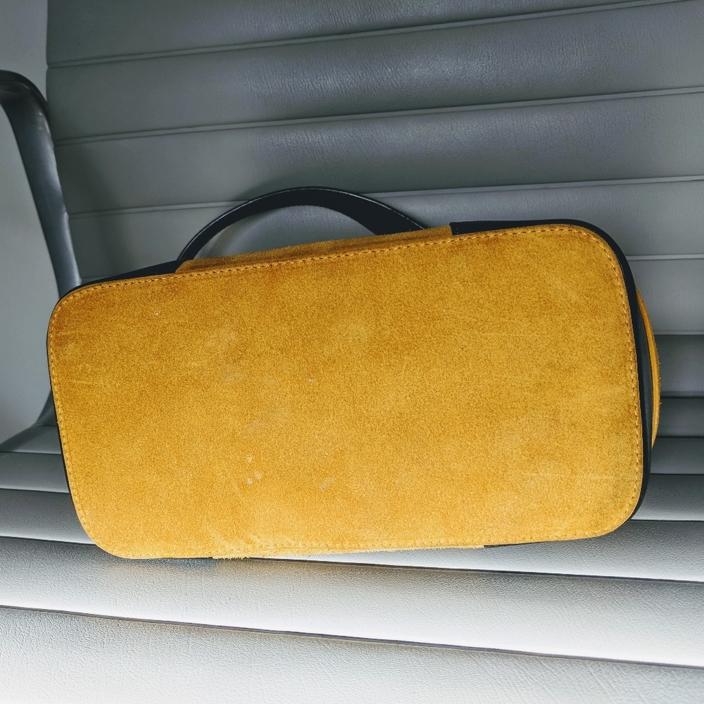 Authentic Bally Italian suede tumeric yellow purse - Picture 4 of 8